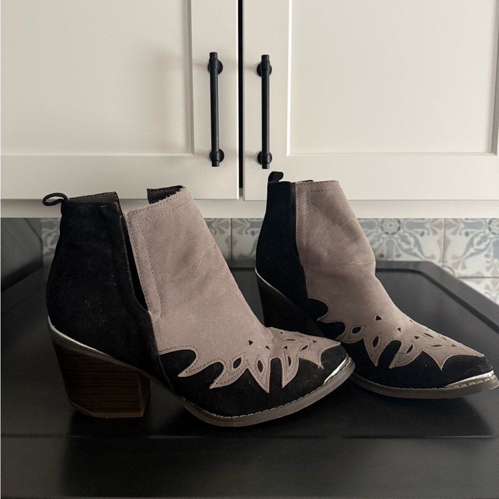 JG Burk / Brinley Co Black Grey Dress Western Side Slit Ankle Booties